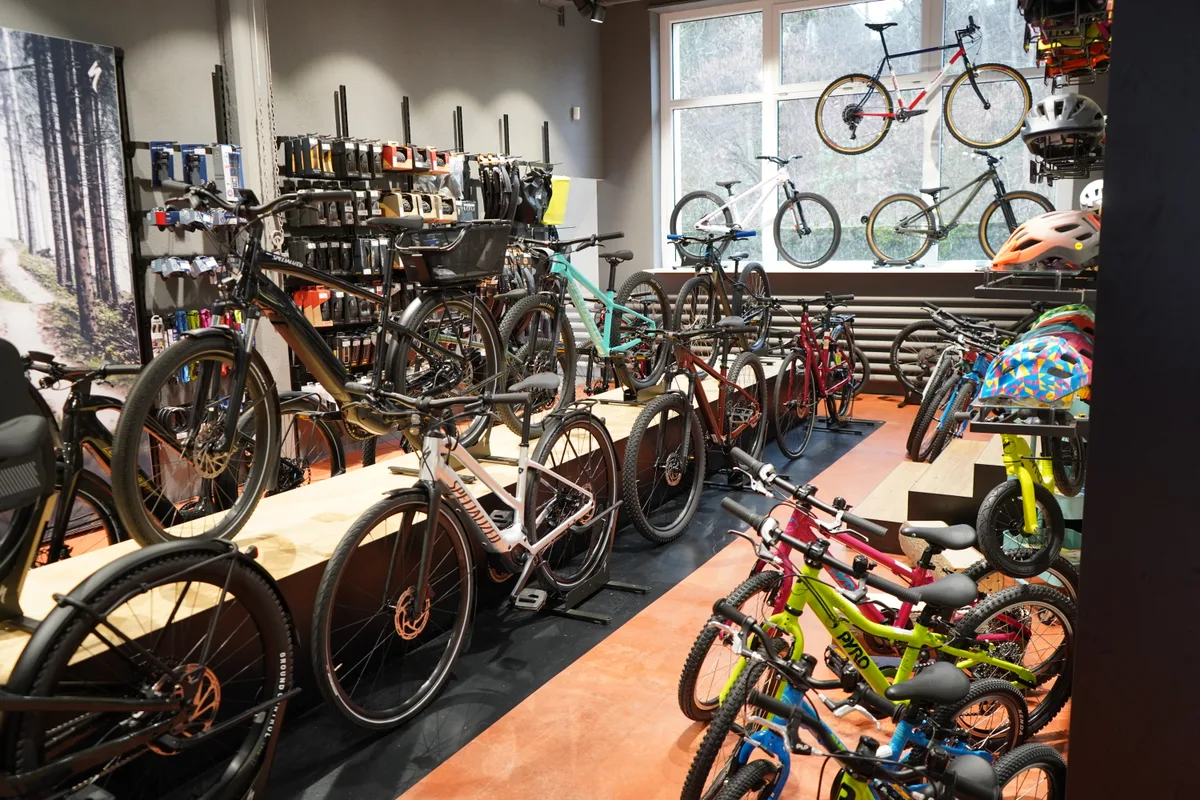 Man sieht City-Bikes und Kindervelos.